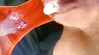 Smeđokosa ljepotica uživa u tvrdom vaginalnom seksu